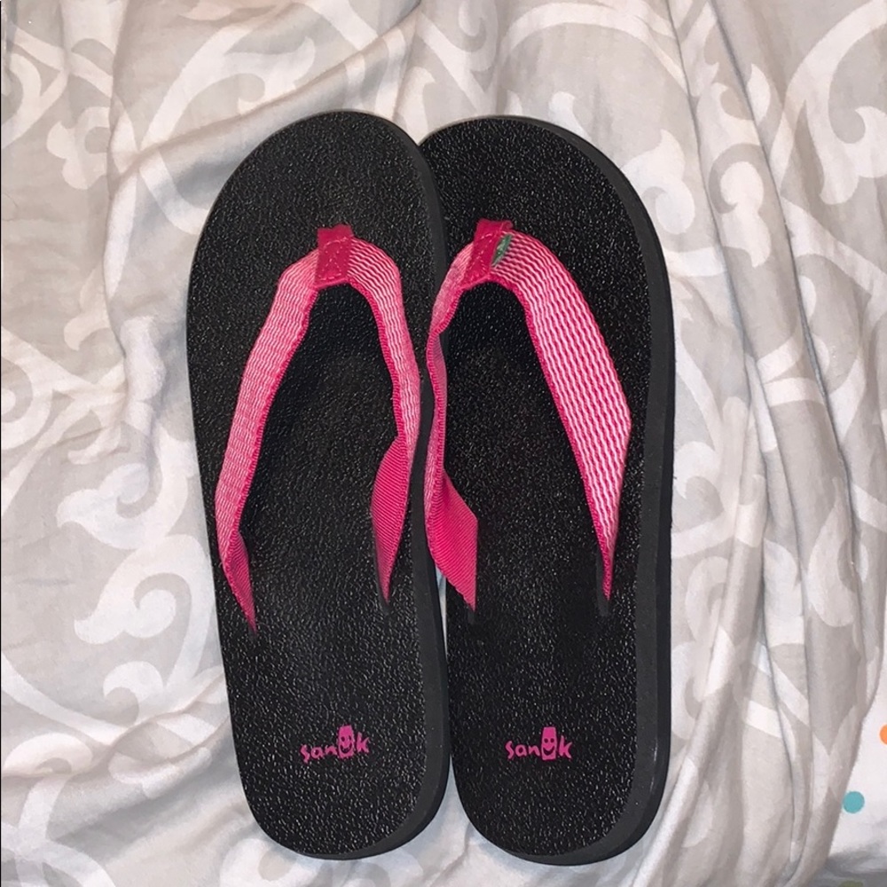 Sanuk pink flip flops